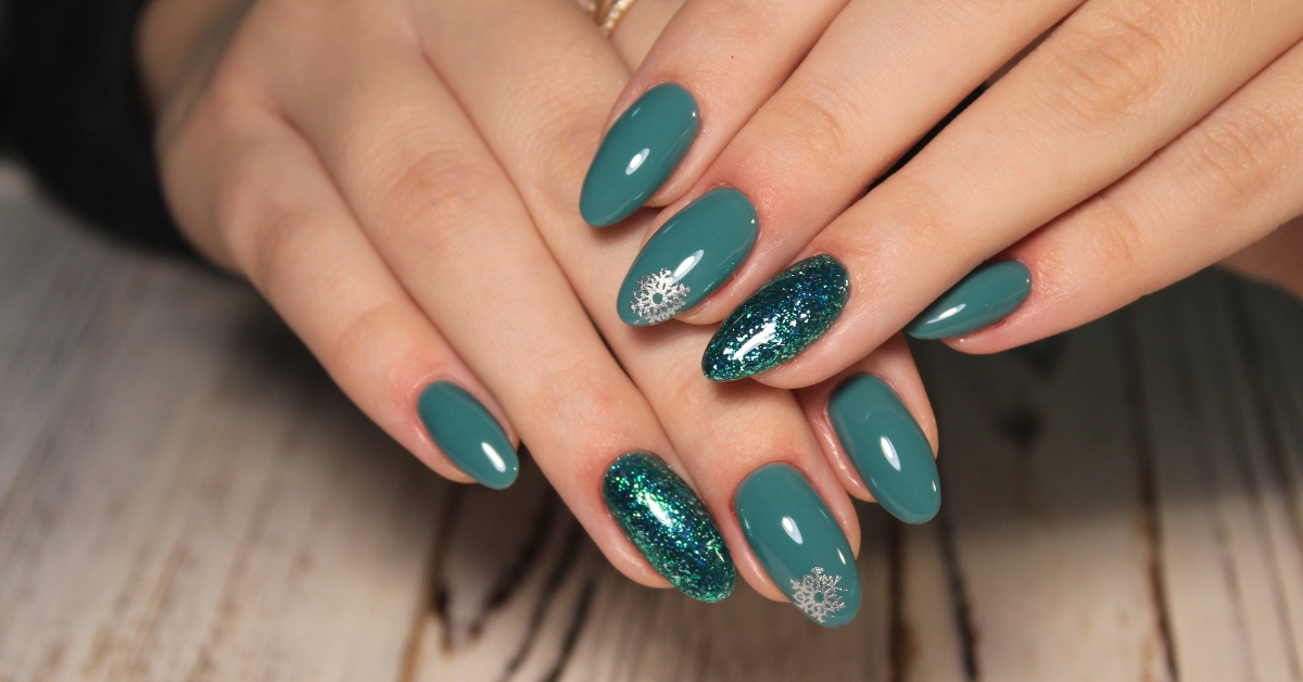 Teal Glitter Nail Art